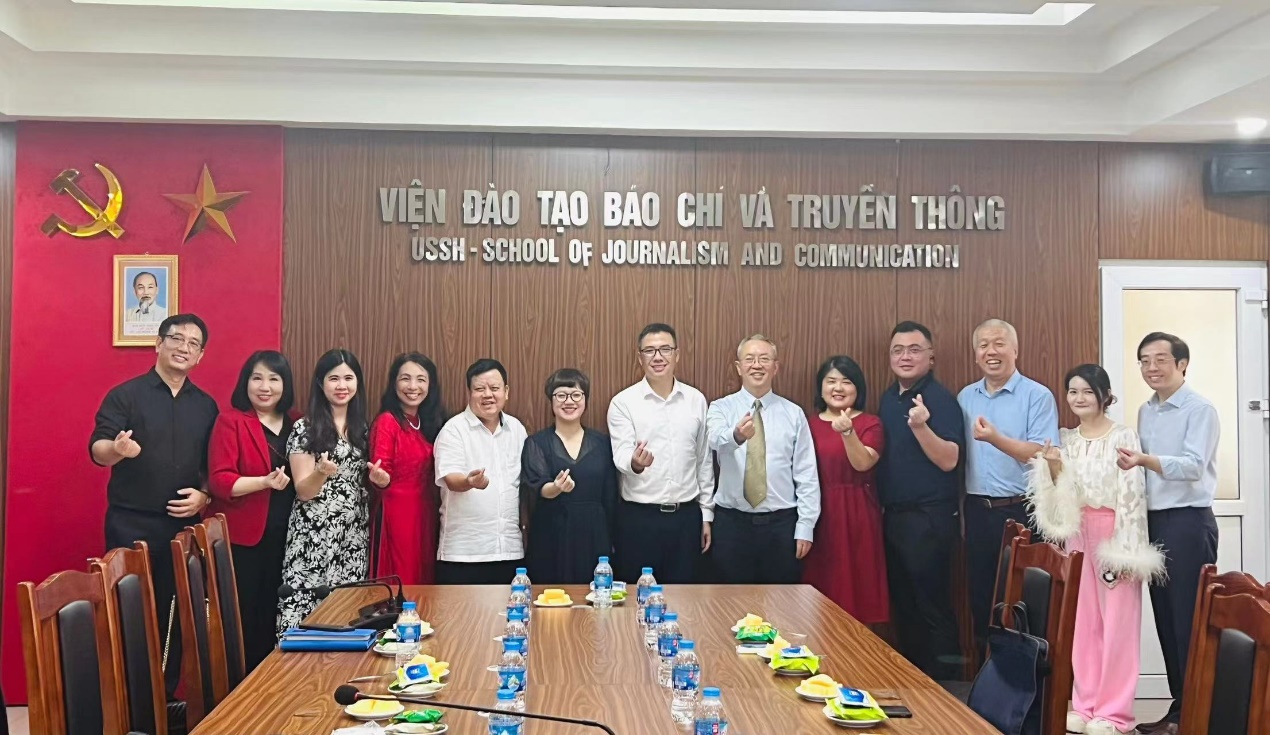 Our delegation was invited to discuss and exchange cooperation opportunities with the University of Social Sciences and Humanities, Vietnam National University, Hanoi.